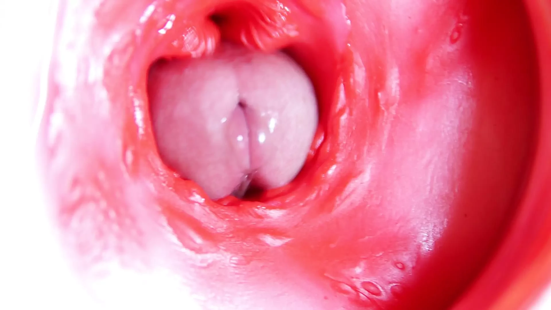 보짓물이 많은 구멍 안에 있는 큰 빨간 자지가 언제든지 정자를 줄 수 있습니다!