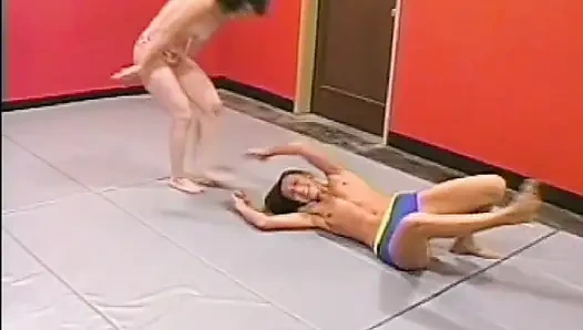 Erstaunliche französische schätzchen teilen sich einen dildo auf dem wrestling-boden