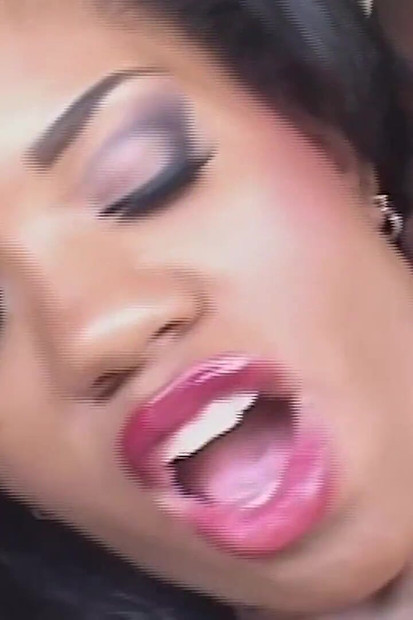 Sydnee Capri dobiva lizanje mokre pičke i analno jebanje od velikog crnog kurca.