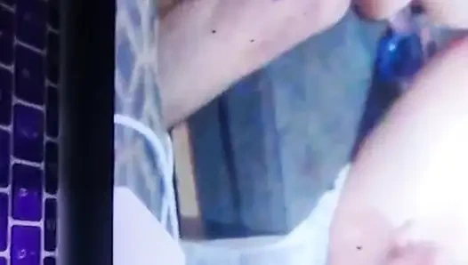 Kocasının salyasının üzerine boşalması için taze pedikür