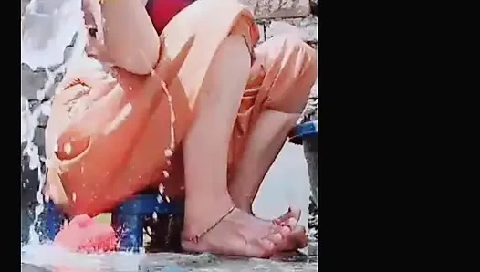 Wanita desa mandi di tempat terbuka, melepas pakaian, mengimbau semua orang