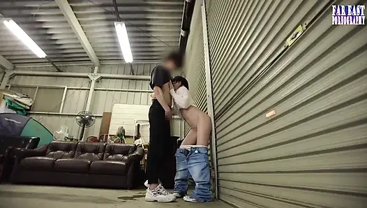 Tatlı gözlüklü tatlılar tembel bir günde sonsuz gulp mutluluk içinde sıcak damlaların tadını çıkarıyor -bölüm.2