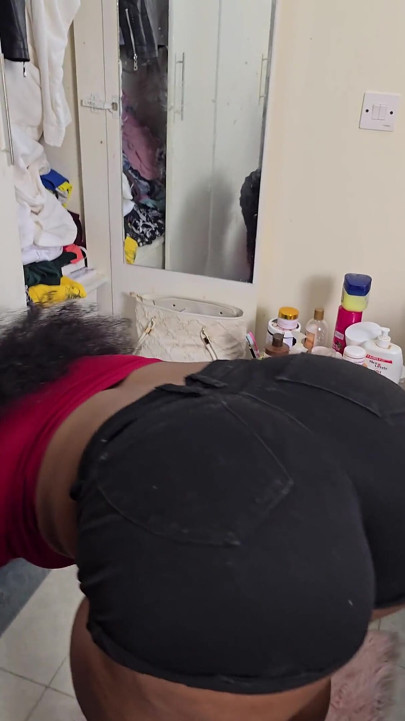 Twerking in meinen engen shorts mit hintern