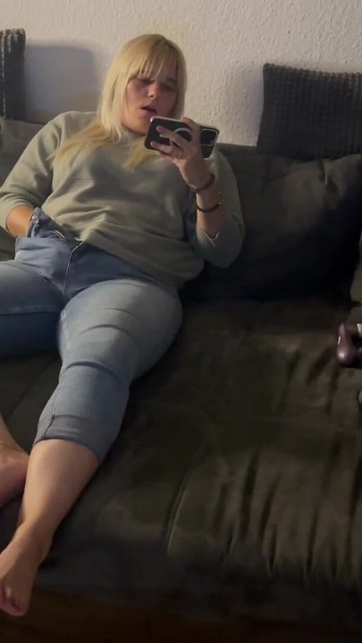 マスターベーション・ソファポルノ 複数オーガズム 激しい 濡れる ブロンドのソロ 震え ピクピク うめき声 濡れ | クリップ 1