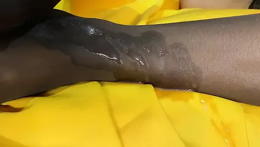 Orta yaşlı seksi kadın yatağı paylaşıyor ve ayak arasında neigbour dölü