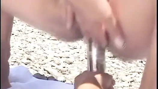 Gadis remaja saling ngentot pakai dildo di pantai