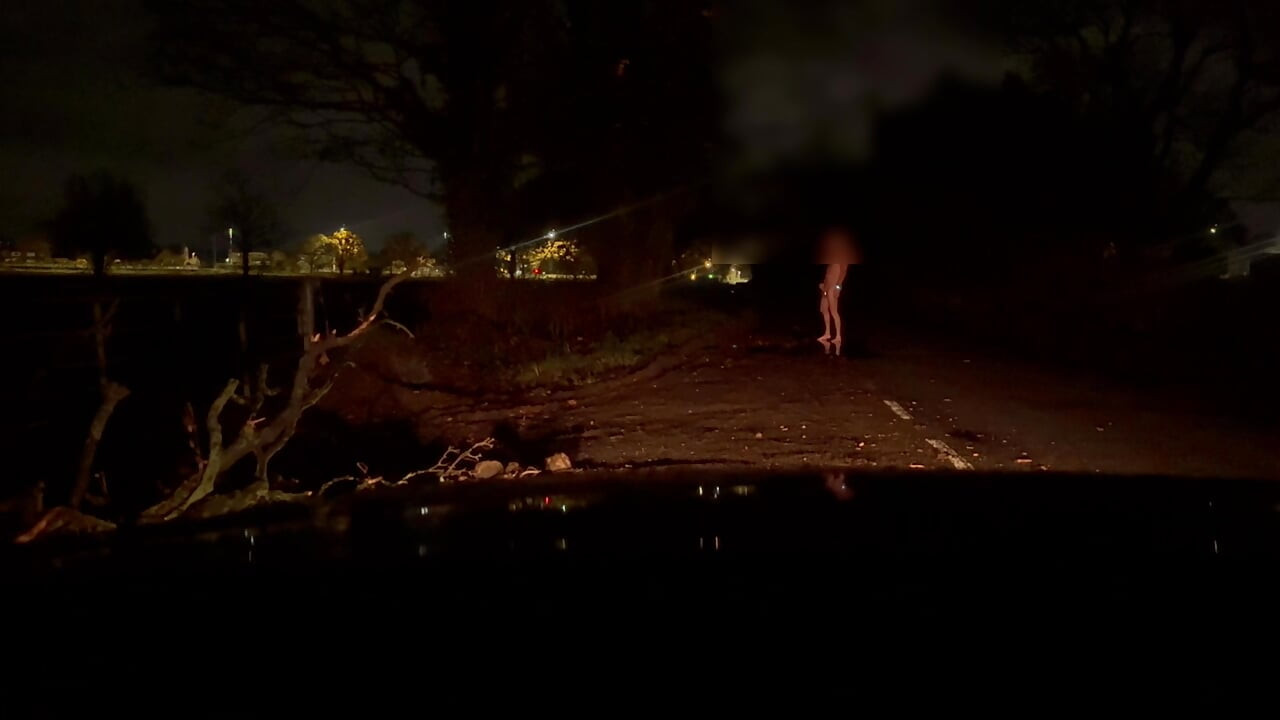 危险的裸体步行赤脚和裸体撸管和抽搐，如果车经过，没有藏身之处