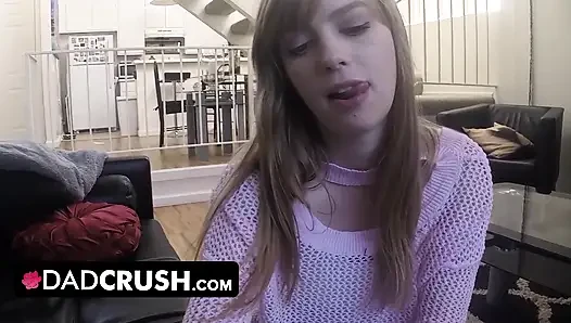 DadCrush - ein geiles schätzchen zieht sich aus und bekommt ihre haarige muschi hart von einem großen pulsierenden schwanz gepflügt