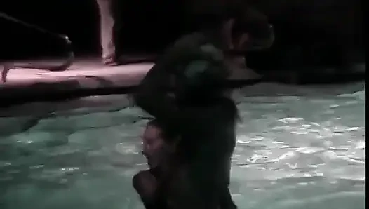 Brunette terangsang pulang setelah pesta liburan musim semi untuk menyodok pejantan yang lebih tua
