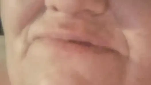 Schmutzige milf-hausfrau spielt mit ihrer muschi