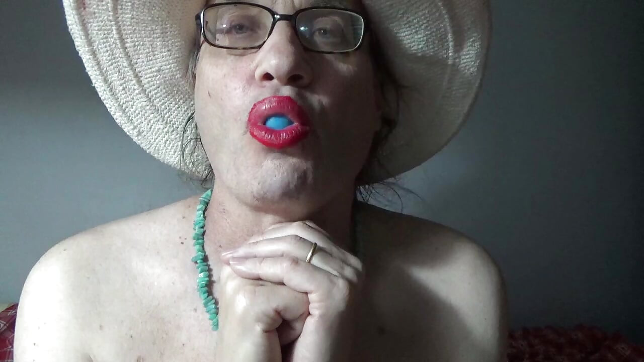 Yaşlı travesti Serge Ave-lusin. 2026j