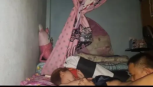 Jilat memeknya sampai dia muncrat