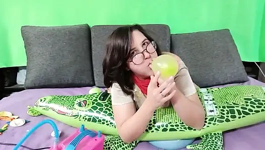 Всплывающие воздушные шарики на надувном крокодиле - зайчик-безумец