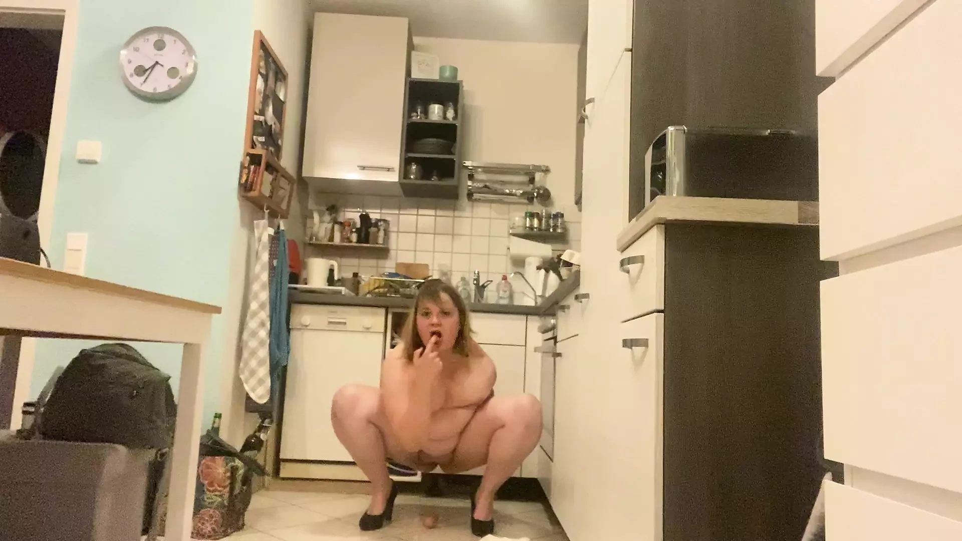 Bláznivá amputovaná dívka klade vajíčka na vysoké podpatky