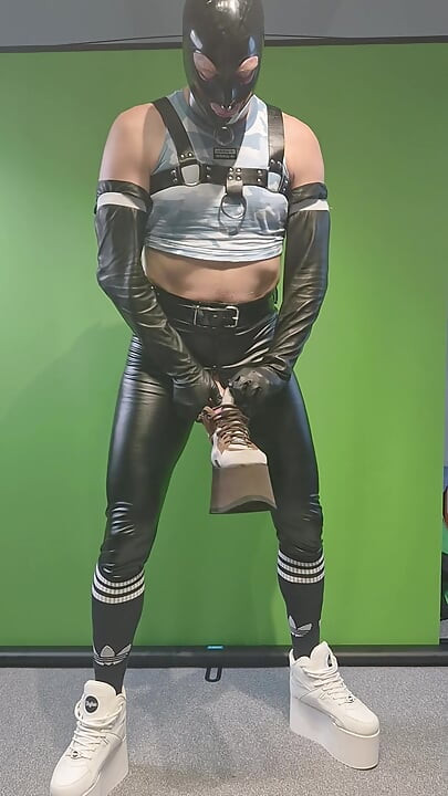 호평 의상, 버팔로 타워 신발, 하네스, 레깅스, 라텍스 장갑과 마스크. 정액을 사용하여 엉덩이 플러그 삽입