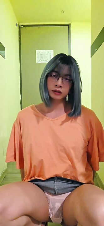 La trans Ting Xuan ouvre la porte d’une chambre d’hôtel et se fait provocateur