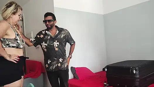 Смотрите, как непослушный зять Тиффани прячет карлика в чемодане