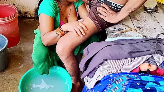 Desi bhabhi ne  bathroom me land chusha