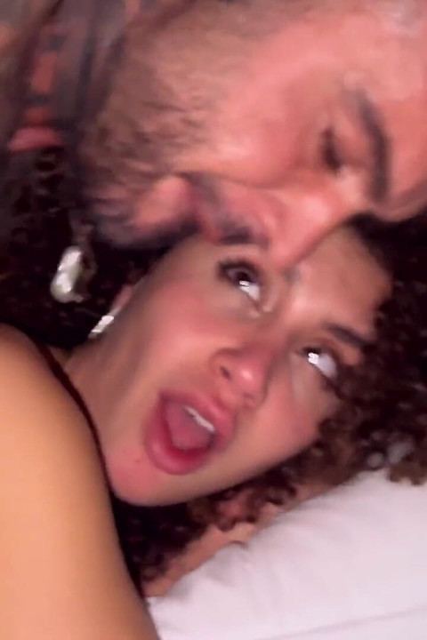 זיון אחרי ארוחת ערב. יופי עם שיער מתולתל ותחת מושלם
