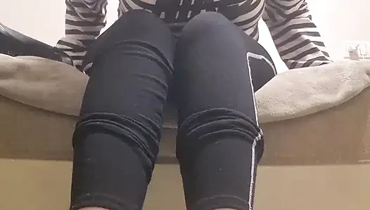 Das Mädchen lässt dich deine Füße und Schuhe lecken. Süße Femdom