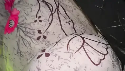 Geiles mädchen zähneputzen, nachdem du zur collage gehst, weil sie manchmal von stiefvater hart gefickt wurde