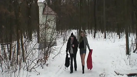 Pirang muda yang cantik meniduri kakeknya di salju