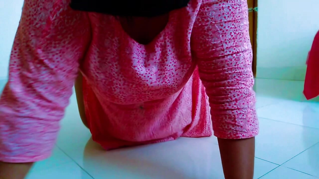 La cameriera musulmana mezza nuda pulisce la mia stanza poi sono stato sedotto vedere il suo culo grosso e le faccio una dura scopata anale