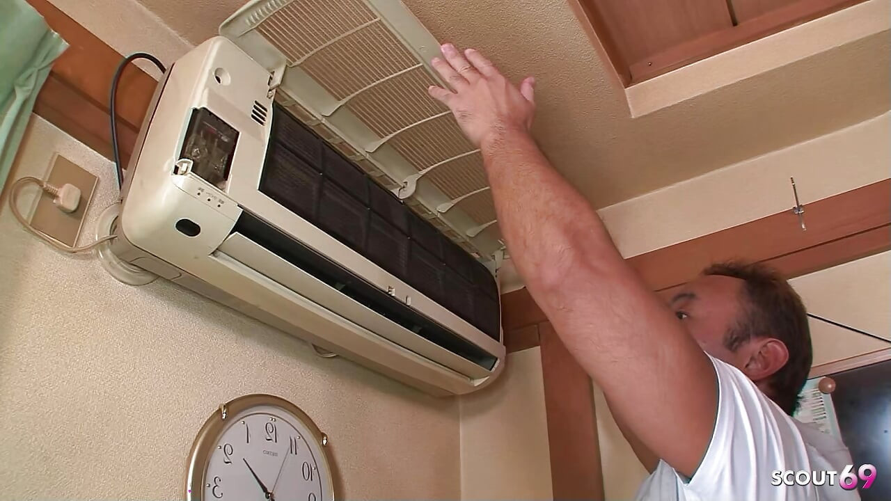 Người vợ già Nhật Bản đụ cô công nhân xấu xí khi chồng cô ấy đang làm việc trong màn nhập vai jav không kiểm duyệt