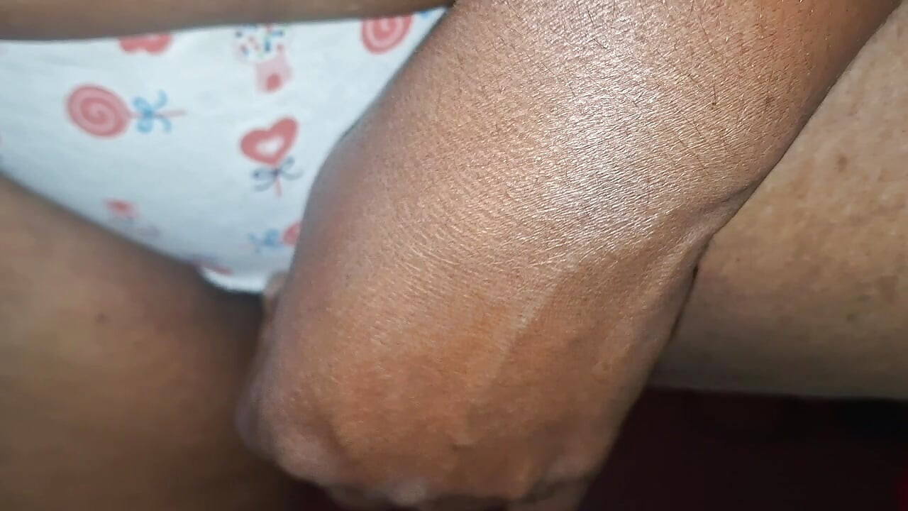 Bini jiran dengan buah dada semula jadi