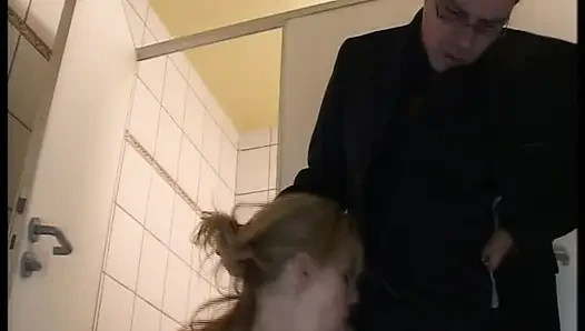 Tante seksi jerman lagi asik ngentot kontol di toilet umum
