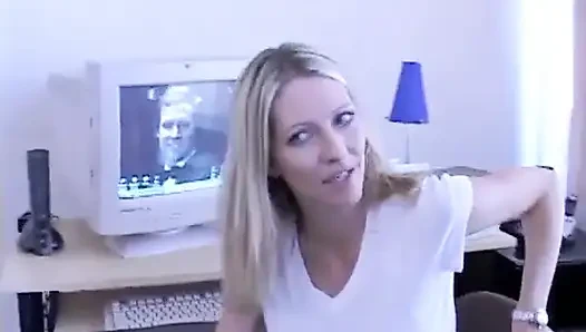 Emma starr ngentot di ranjang dengan toketnya