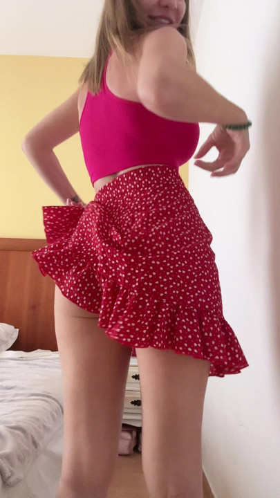 Flipping up my skirt and showing my naked butt