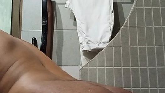 Gej chłopak pokazuje mokry tyłek pod prysznicem