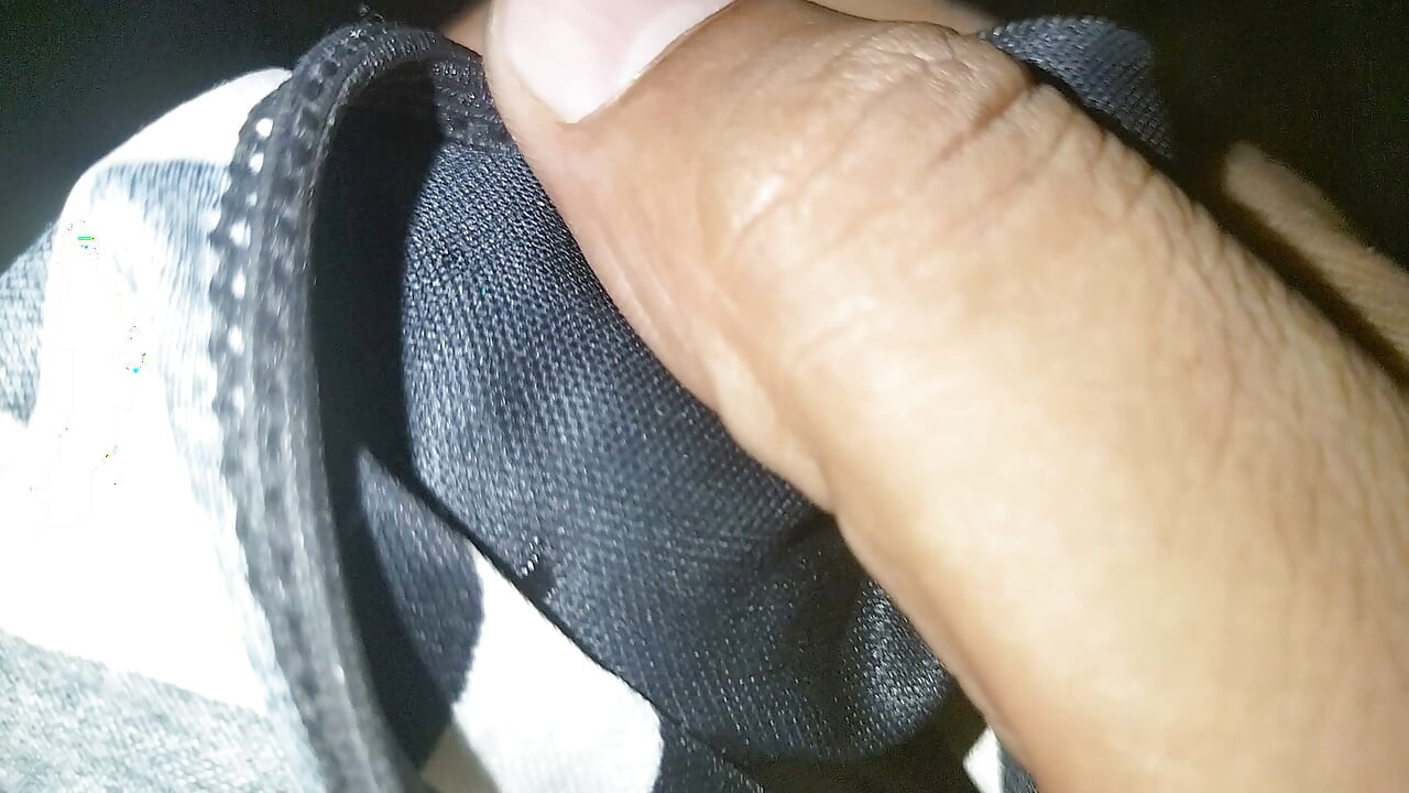 Apni beti ka panty le kar muth mara