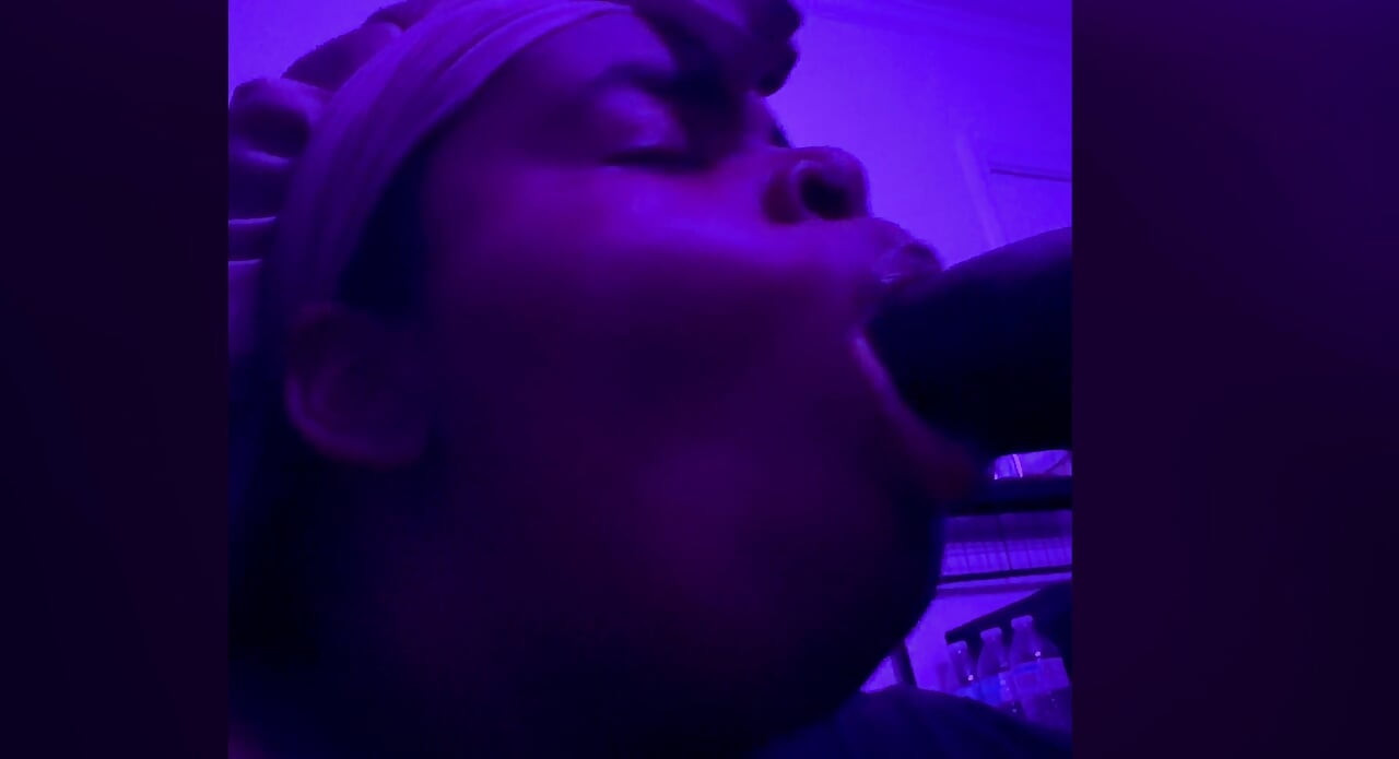 Gordo ébano chupando vibrador