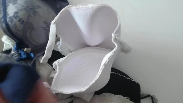 On 22 yo  friends bras
