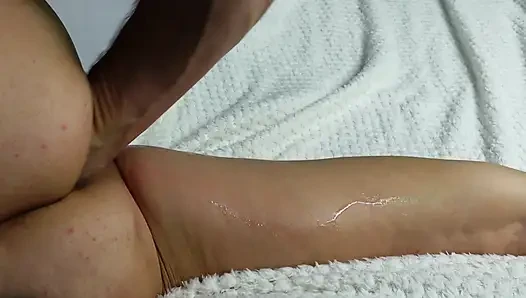 Amatör eş MILF kanepede yumruk atıyor, gerçek bir squirt Polonya'dan fışkırıyor