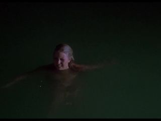 Janie squire: seksi üstsüz kız - piranha (1978)