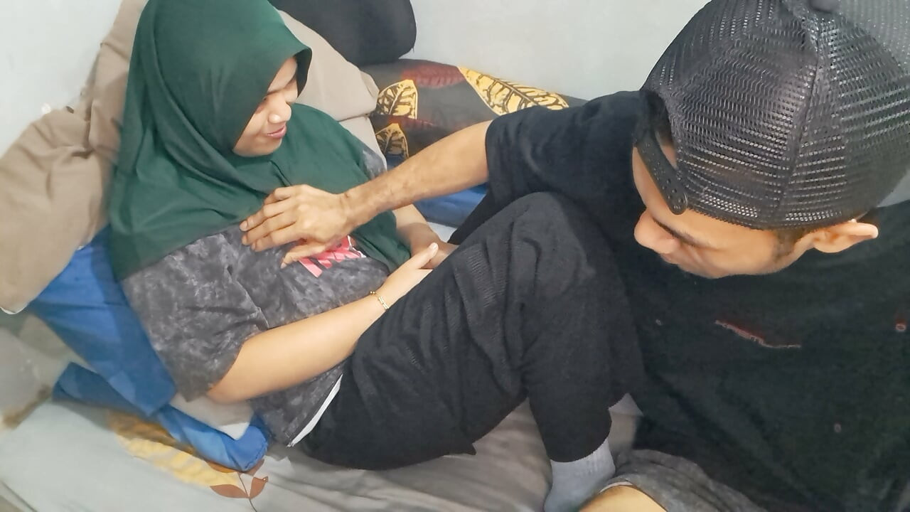A tia por afinidade de hijab ficou uma noite na minha casa.