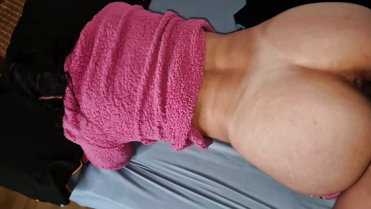Teman serumahku aku lupa menutup pintu kamarnya, dia mengira aku pacarnya dan aku akhirnya ngentot memek sempitnya sambil mikirin novi