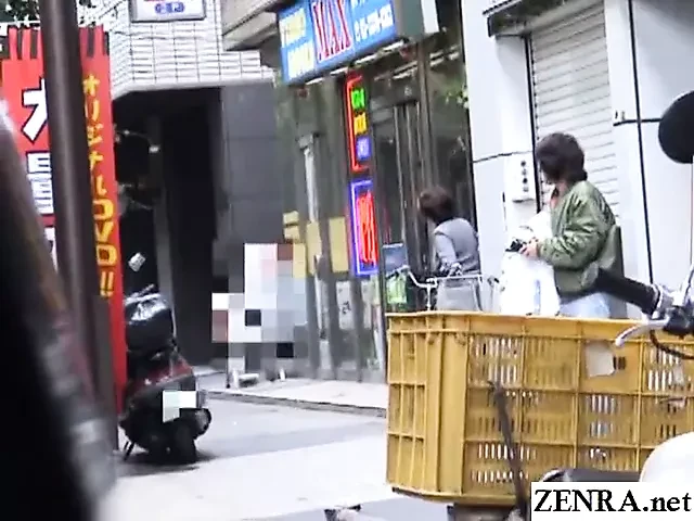 도쿄에서 산책하는 Jav 공개 누드 끈 팬티 자막