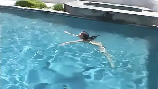 Ryder Skye Berenang Di Kolam Renang Tanpa Henti