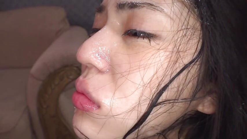 Poslušna lepotica gubi sebe u dubokim talasima zadovoljstva bez daha.