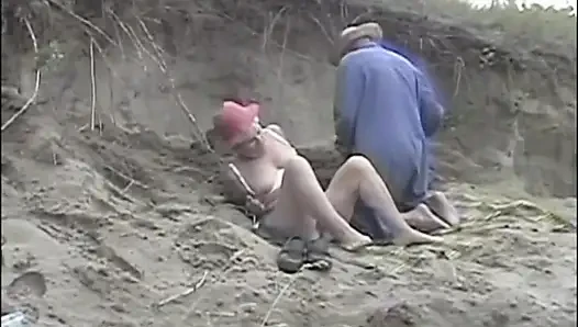 Älteres paar behaarte muschi ficken in dogging-position