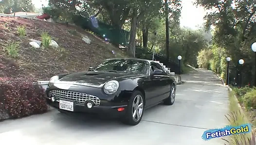 Genç adam üvey annesi üvey kız kardeşi tarafından baştan çıkarılıyor ve ıslak amcığını derinden sikiyor