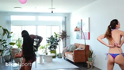 Heiße yoga-schätzchen spielen nackte yoga-spielshow-herausforderung