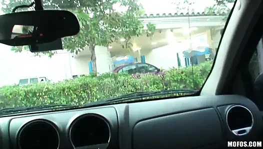 Aku tahu kalau pacarku bikin aku sange banget saat menuju hotel!