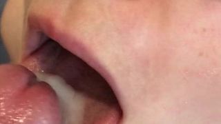 Vụng về xuất tinh trong miệng