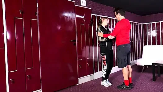 Big ass natural looking babe fucks her man and he cums in her mouth afte...