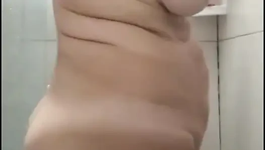 Meine Stiefmutter duscht nach dem Ficken, um das Sperma aus ihr herauszubekommen.